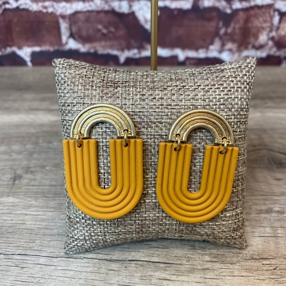 Mustard yellow oval shaped earrings - Picture 3 of 4